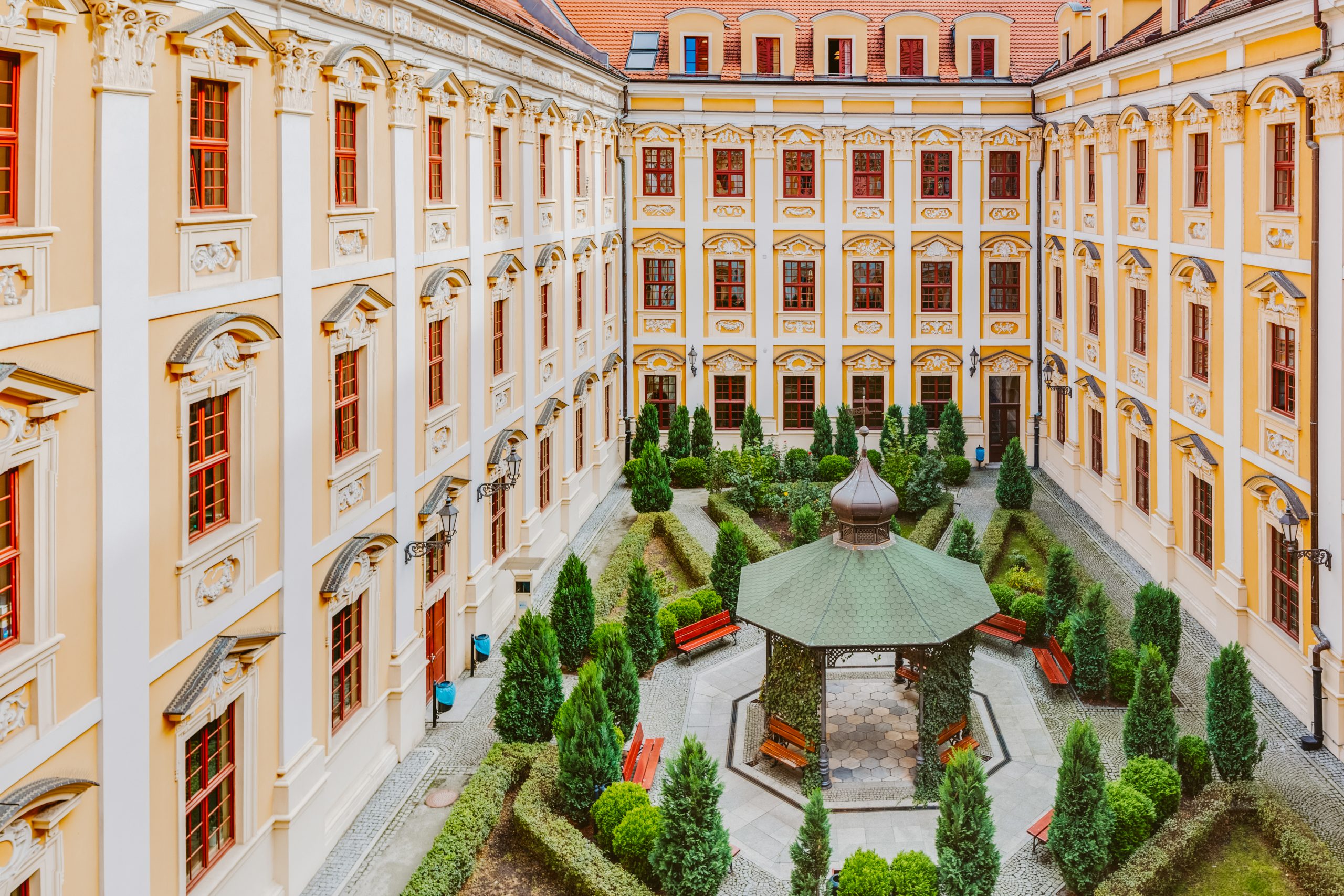 Plac wewnętrzny budynku Wydziału Filologicznego Uniwersytetu Wrocławskiego.