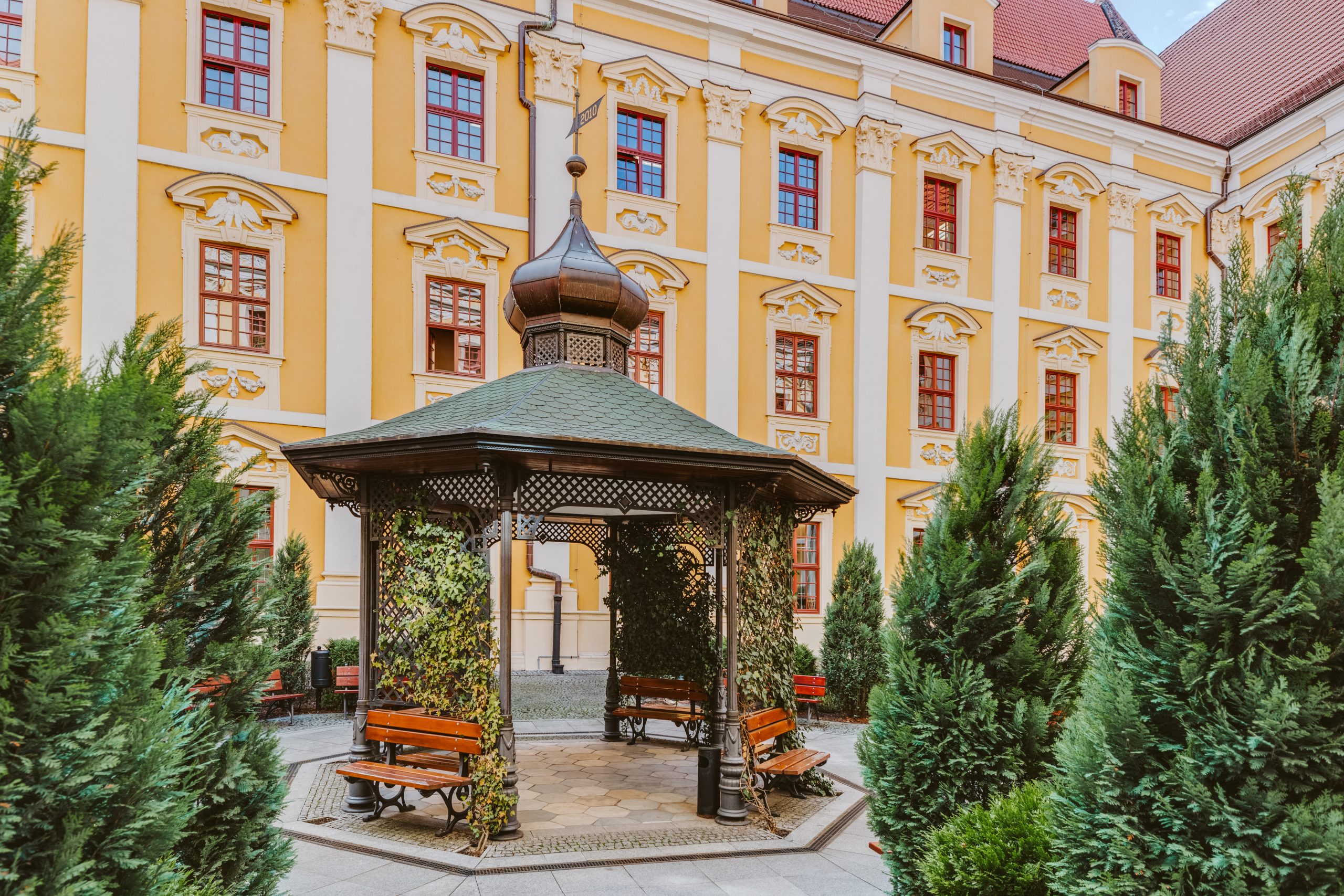 Plac wewnętrzny budynku Wydziału Filologicznego Uniwersytetu Wrocławskiego.
