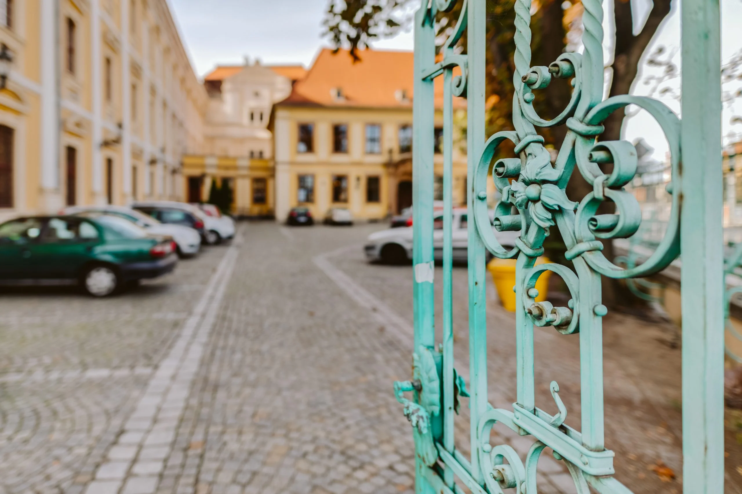 Brama wejściowa na plac przy budynku Wydziału Filologicznego Uniwersytetu Wrocławskiego.