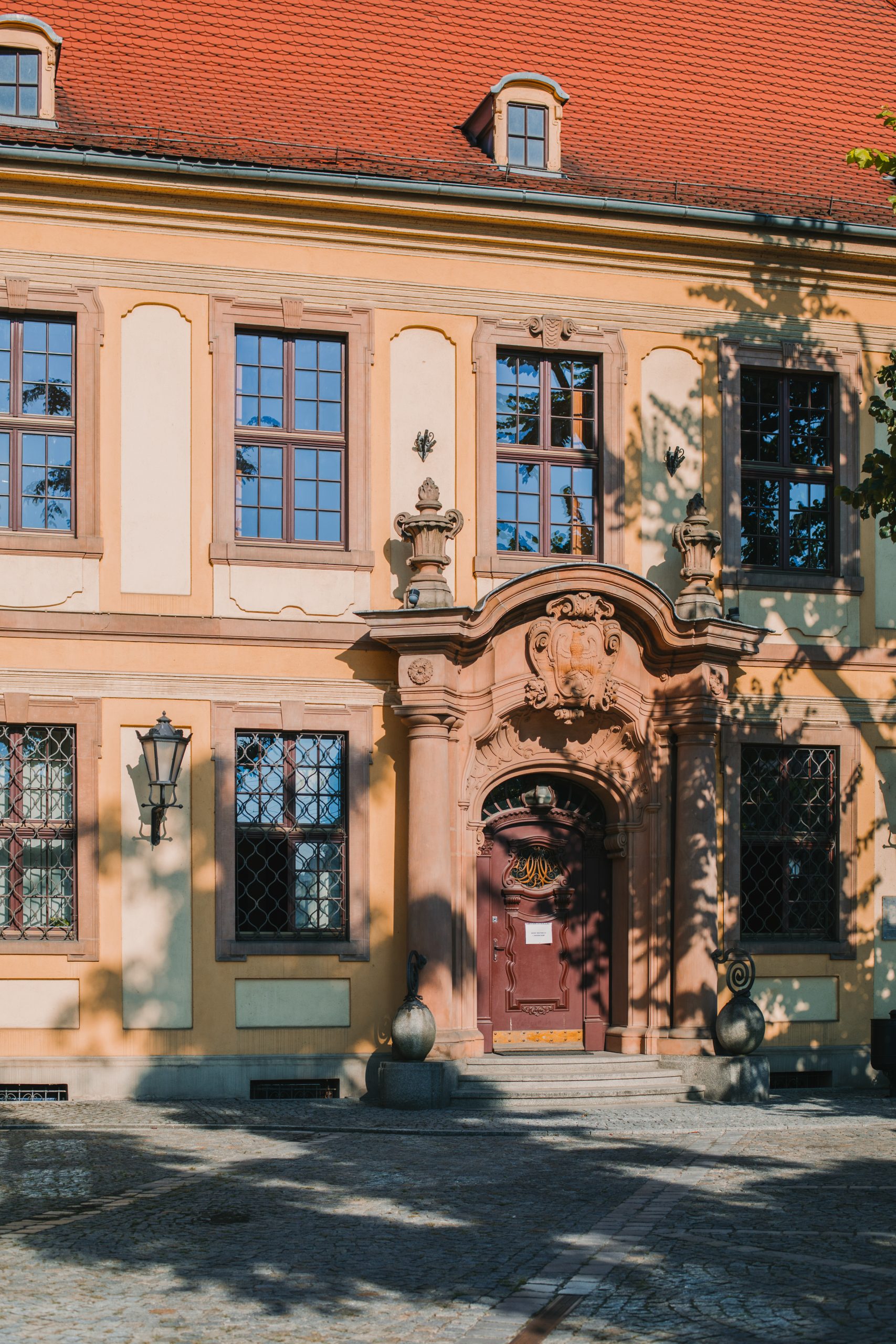 Boczne wejście do budynku Wydziału Filologicznego Uniwersytetu Wrocławskiego.