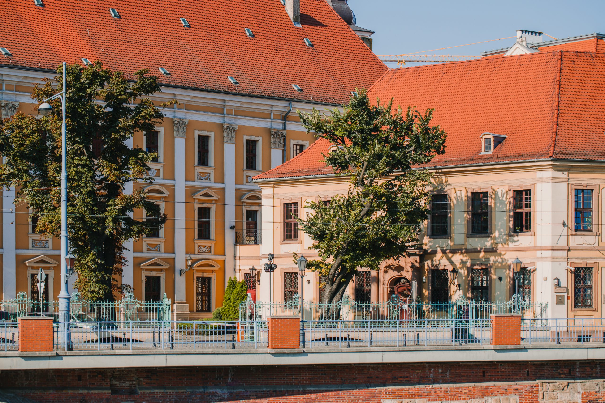 Boczne wejście do budynku Wydziału Filologicznego Uniwersytetu Wrocławskiego.