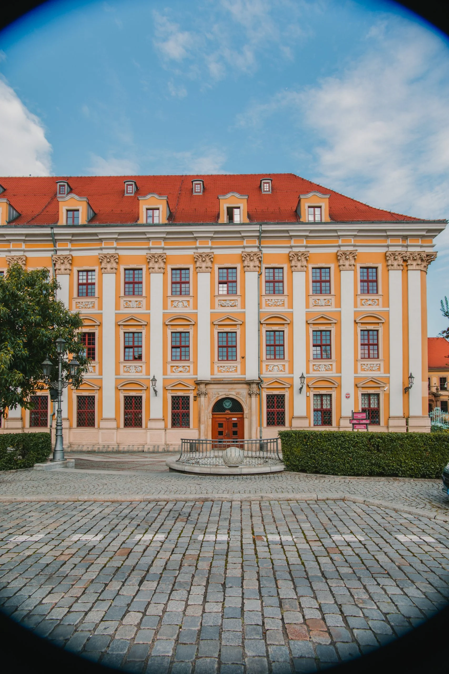 Front budynku Wydziału Filologicznego Uniwersytetu Wrocławskiego.