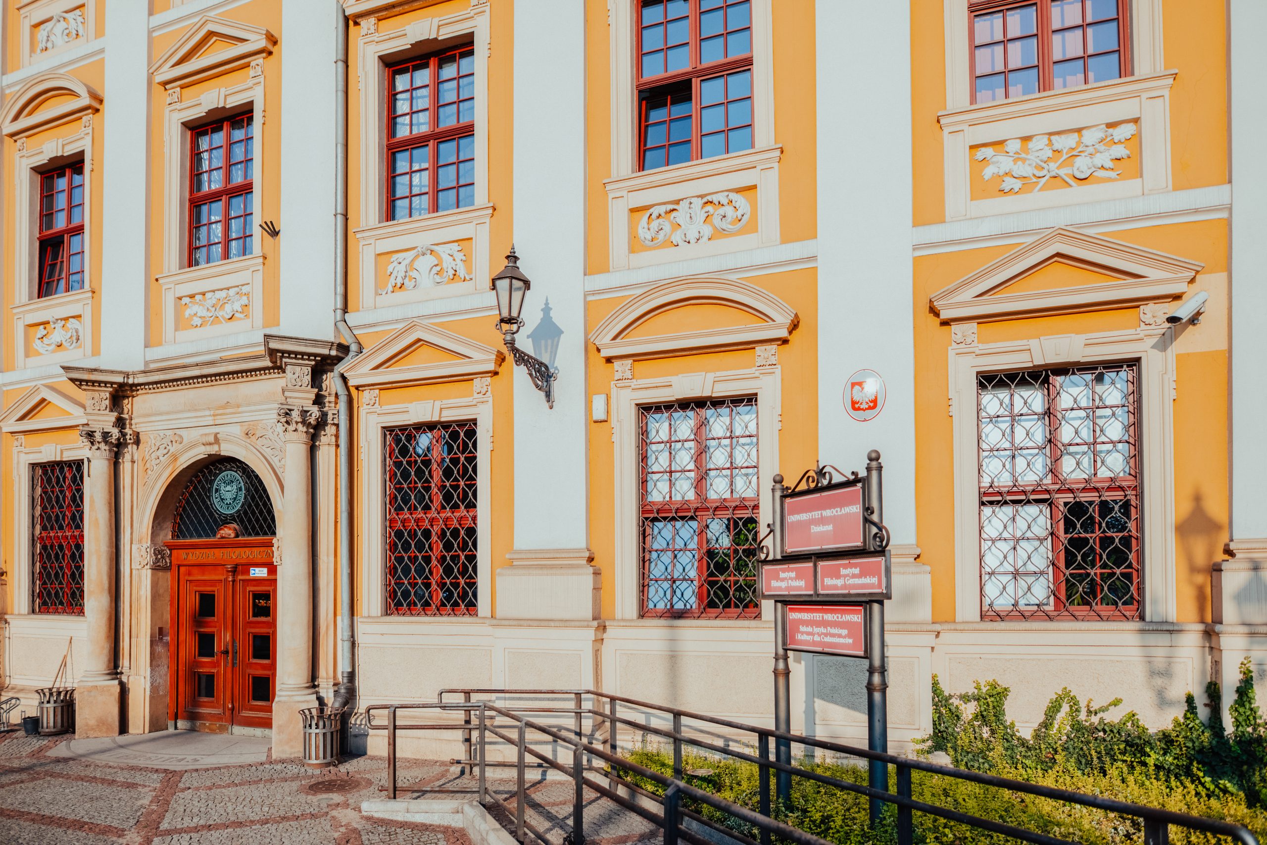 Front budynku Wydziału Filologicznego Uniwersytetu Wrocławskiego.