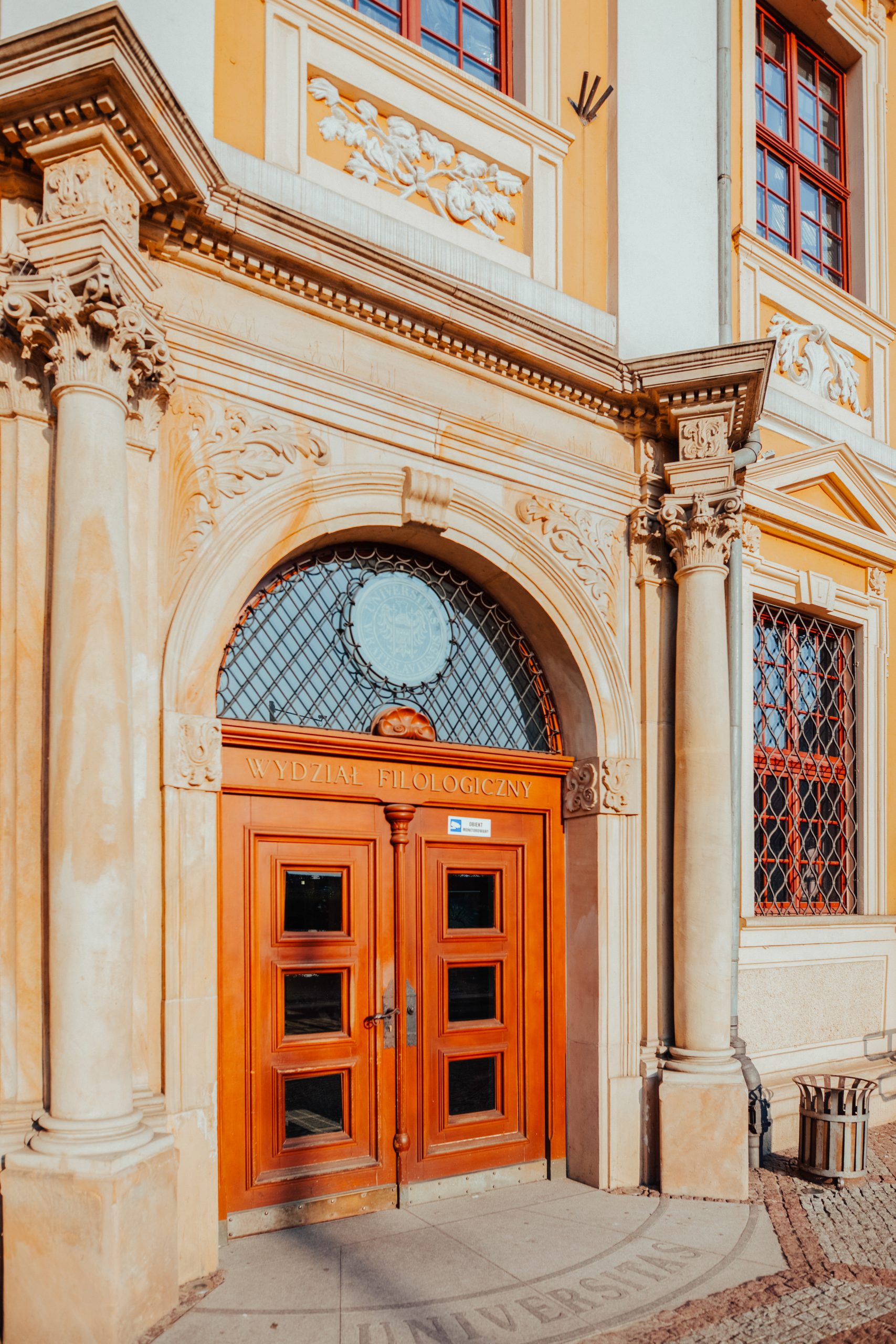 Front budynku Wydziału Filologicznego Uniwersytetu Wrocławskiego.
