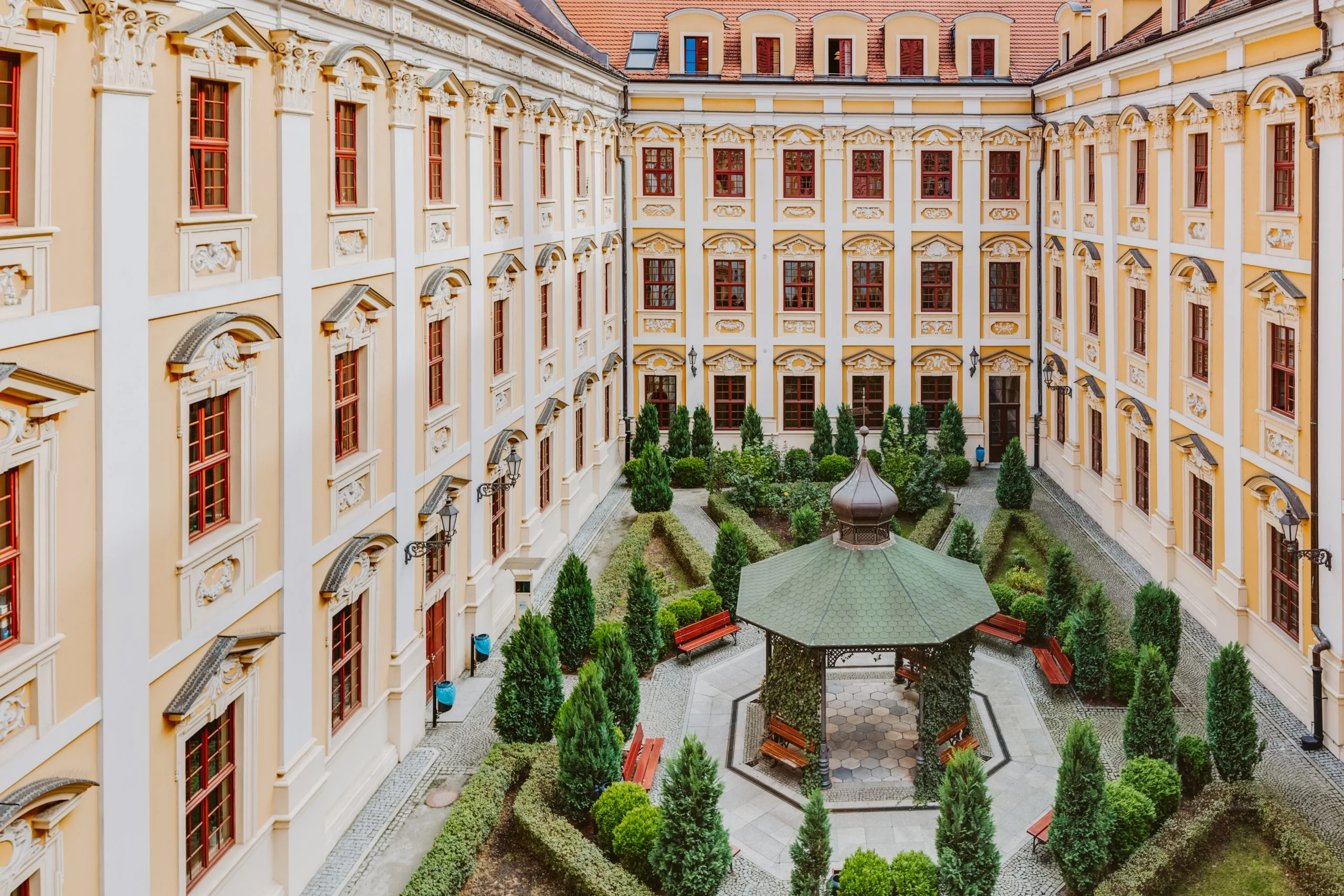 Widok na ogród wewnętrzny budynku Wydziału Filologii Uniwersytetu Wrocławskiego.