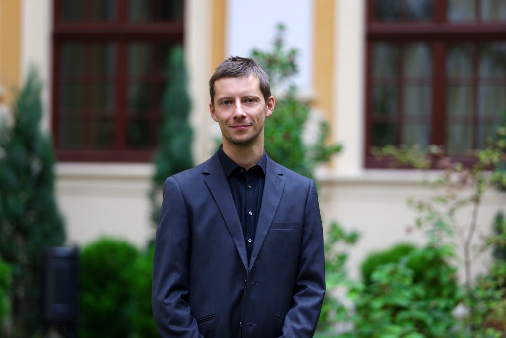 Doktor Mariusz Dzieweczyński przed budynkiem Instytutu Filologii Germańskiej UWr